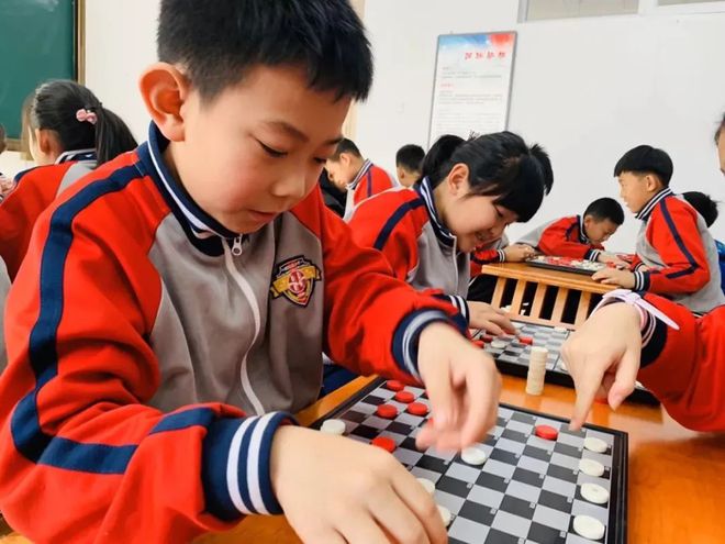 国际跳棋游戏下载-快来下载国际跳棋，与全球玩家斗智斗勇，跳出