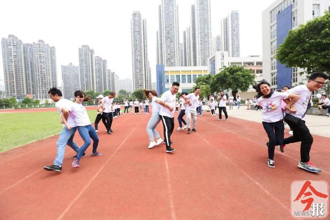 两人二足游戏_两人三足跑游戏规则50字_两人三足跑游戏规则